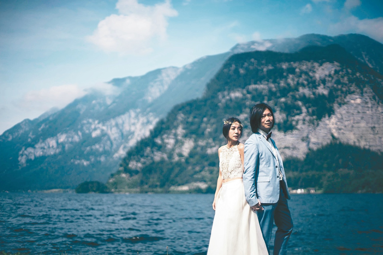 Masa and his bride (from Bin Music website)